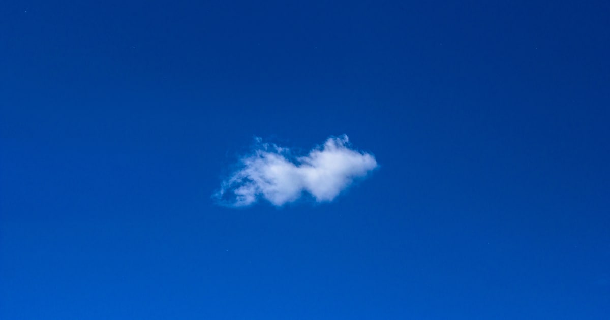 Veel ruimte voor opklaringen met een enkele wolk in Oirschot in de avond
