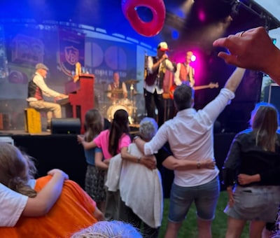 ‘Begint het al te kriebelen?’ Feestje in achtertuin van caba