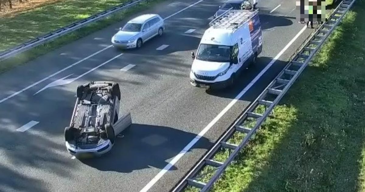 Auto op zijn kop op de A58 tussen Tilburg en Eindhoven