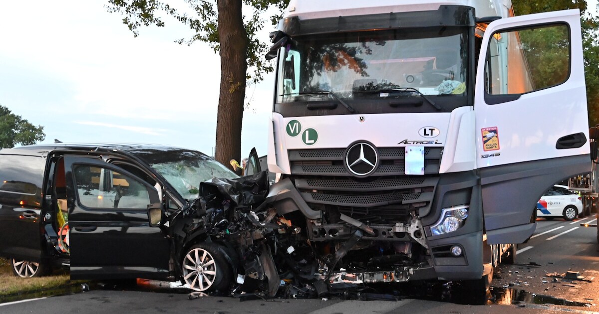 Bestuurder (23) overleden bij frontale botsing met vrachtwagen in Rijsbergen