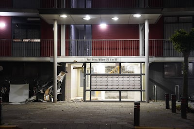 Deur uit portiek geblazen bij explosie in Rosmalen, vermoedelijk zwaar vuurwerk gebruikt