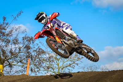 Jeffrey Herlings gaat onderuit, Kay de Wolf mist op een haar na het podium tijdens GP in Zwitserland