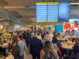 Door de mist is het zaterdagochtend erg druk op Eindhoven Airport. Meerdere vluchten zijn vertraagd.