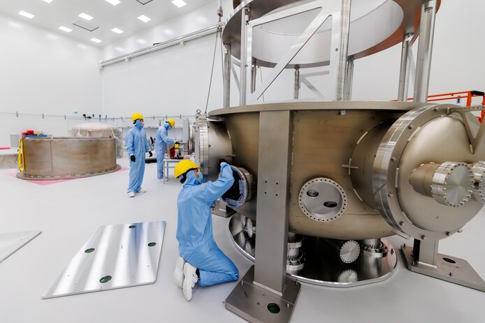 Monteurs werken in de stofvrije ruimte in het laboratorium aan de proefinstallatie van de Einstein Telescope in Maastricht.
