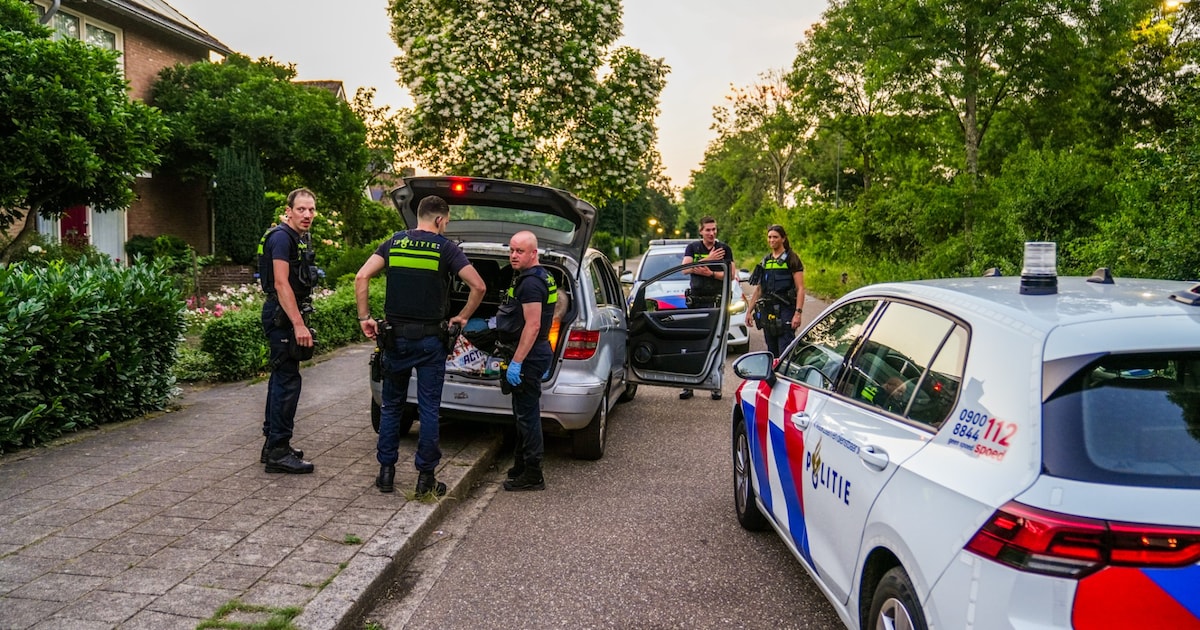 Automobilist vlucht voor politie en rijdt over fietspad in Geldrop, twee verdachten nog voortvluchti