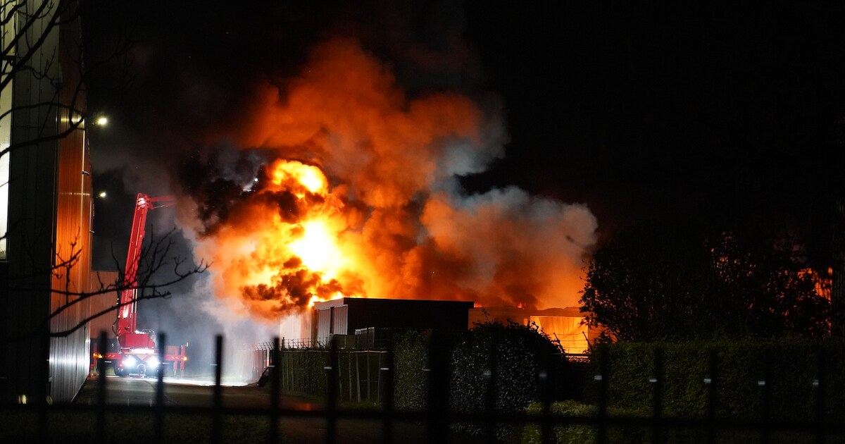 Zeer grote brand bij autobedrijf in Raamsdonksveer: 20-jarige monteur loopt brandwonden op