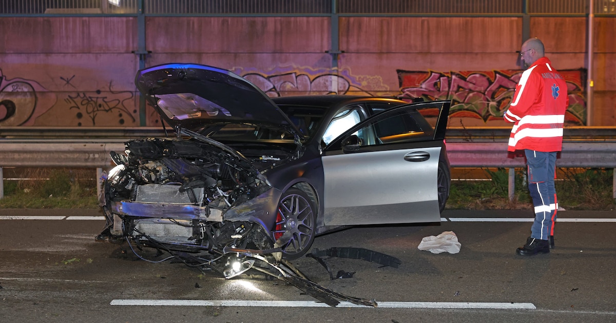 Bestelbus op zijkant en auto’s zwaar beschadigd na crash op A59 bij Waalwijk: snelweg dicht, verkeer