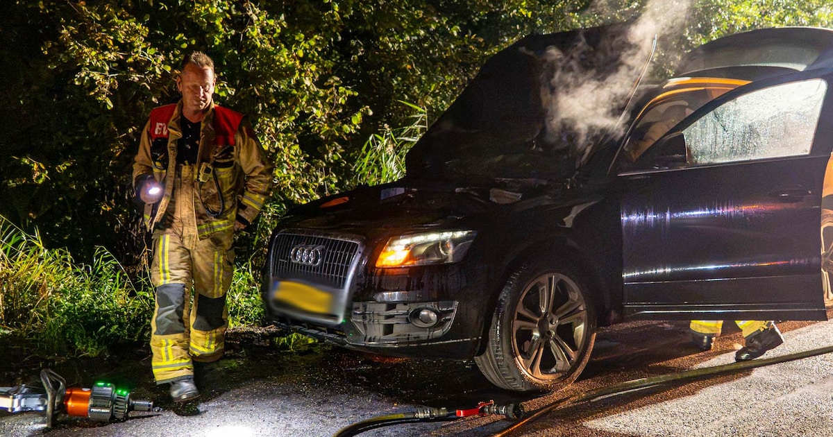 Auto vliegt tijdens het rijden in brand bij Helmond, inzittenden op tijd uit voertuig