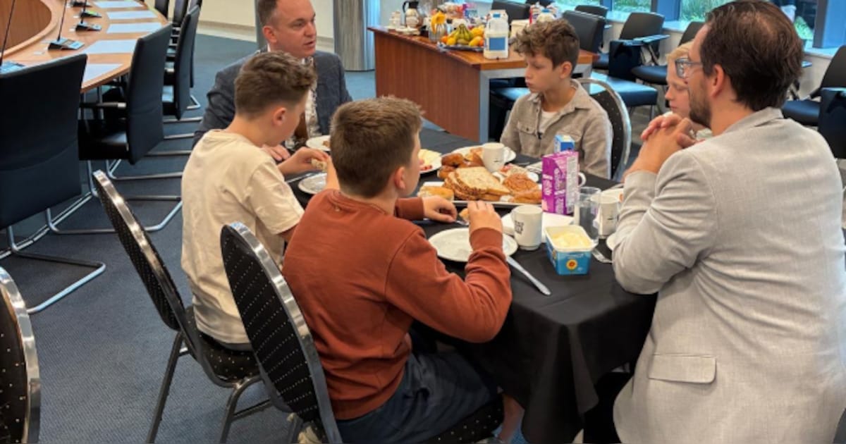 Burgemeester ontbijt met basisschoolleerlingen in Bernheze