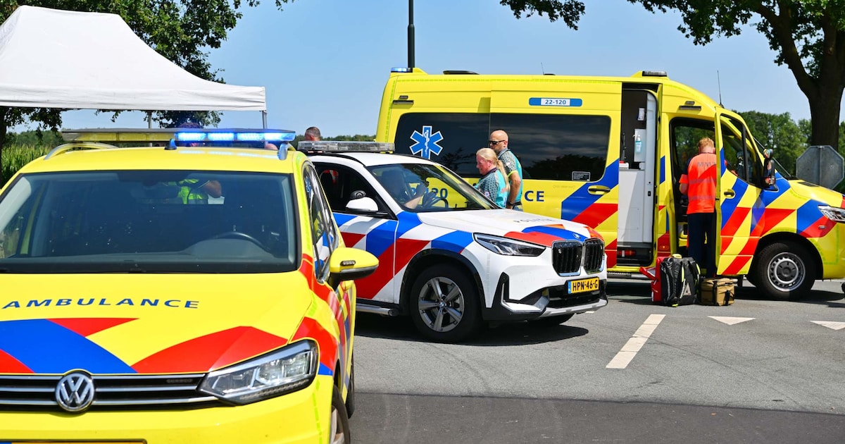 Fietser komt deels onder vrachtwagen terecht en raakt zwaargewond in Budel