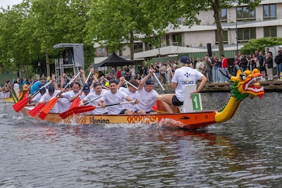 Na biertjes en worstenbrood roeien die van Van den Heuvel al