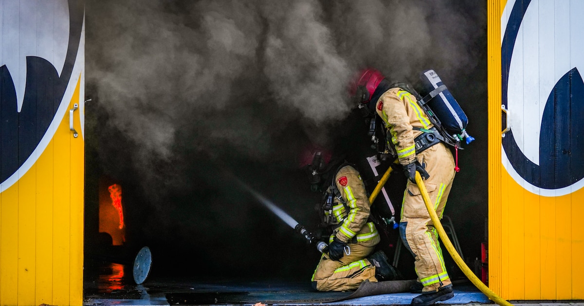 Brand breekt uit in garage met antieke auto’s in Eindhoven, veel zwarte rook