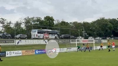 Oordeel zelf: is dit een penalty of niet? Amateurclub ziet promotie vervliegen door ‘cruciaal moment’