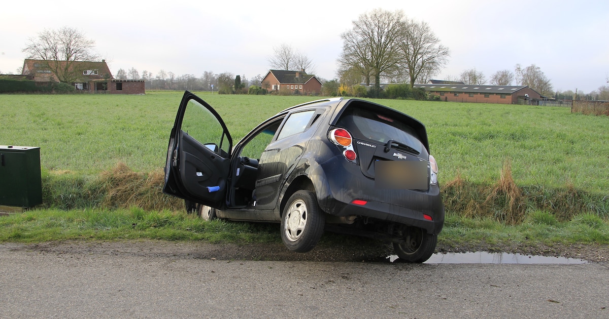 Auto rijdt greppel in na botsing op Tobbersdijk in Weert