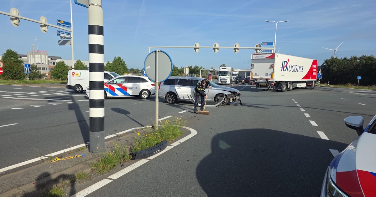 Eén gewonde na botsing tussen twee auto's op afrit A67 in Blerick