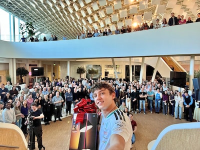 Kimi Antonelli in Eindhoven: Formule 1-coureur over de vloer bij lichtbedrijf en Mercedes-sponsor Si