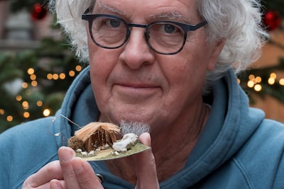 John laat een Maria met geamputeerde benen knielen in mini-kerststal