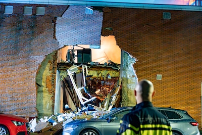 LIVE Explosie Amsterdam | Reddingswerkers zoeken onder puin 