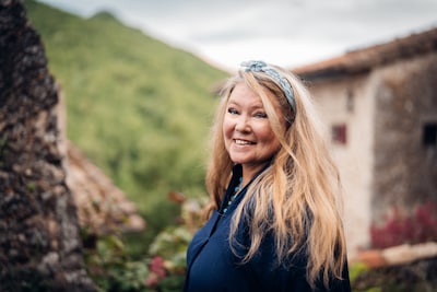 B&B vol liefde krijgt er plots extra eigenaar bij: Mireille gaat liefdesavontuur aan vanuit kasteel