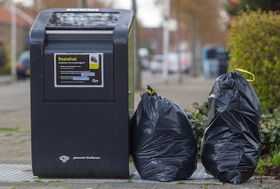 Brabanders ergeren zich dood aan afval naast de container, maar elkaar aanspreken? Dat doen ze lieve