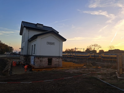 LIVE | Hij staat! Stationsgebouw Vught na urenlange operatie op zijn nieuwe plek