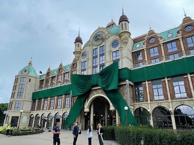 Efteling breekt wereldrecord: park versiert net geopend Grand Hotel met gigantische cadeaustrik