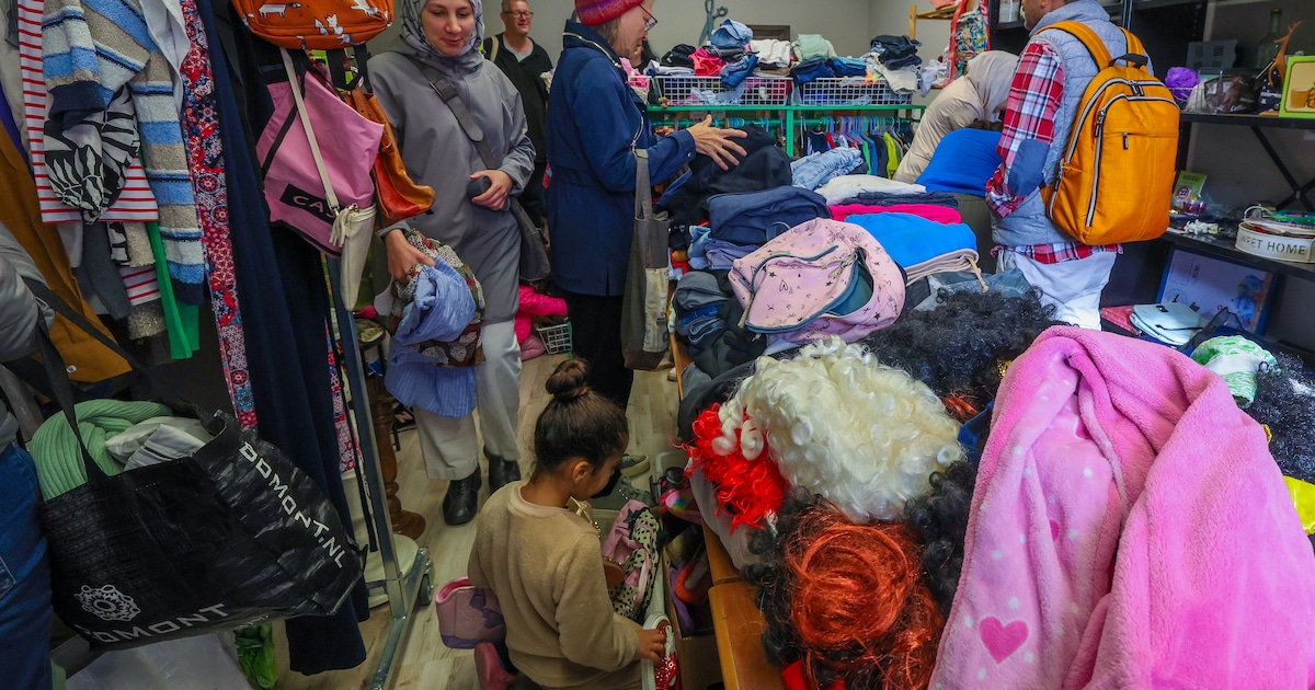 Weggeefwinkel slaat aan: honderd lege kleerhangers aan het eind van de ...