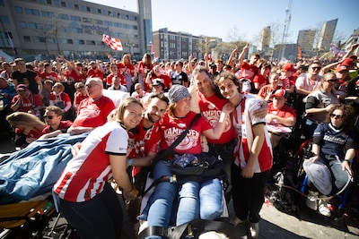 Ongeneeslijk zieke PSV-steward Marie-Louise straalt bij huldiging: ‘Dit is herinneringen maken’
