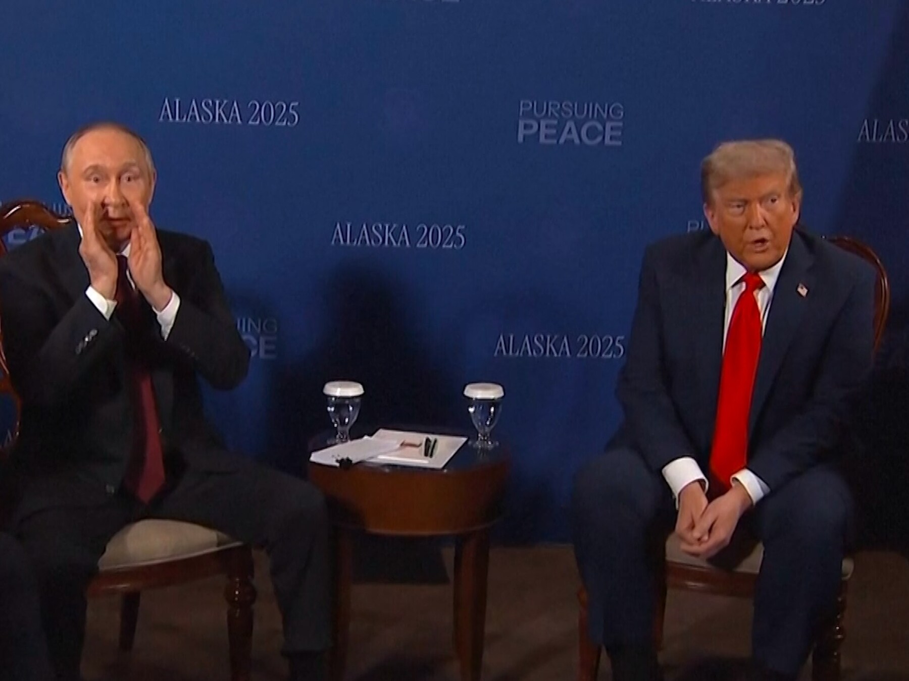 Trump en Poetin beantwoorden geen vragen van roepende journalisten