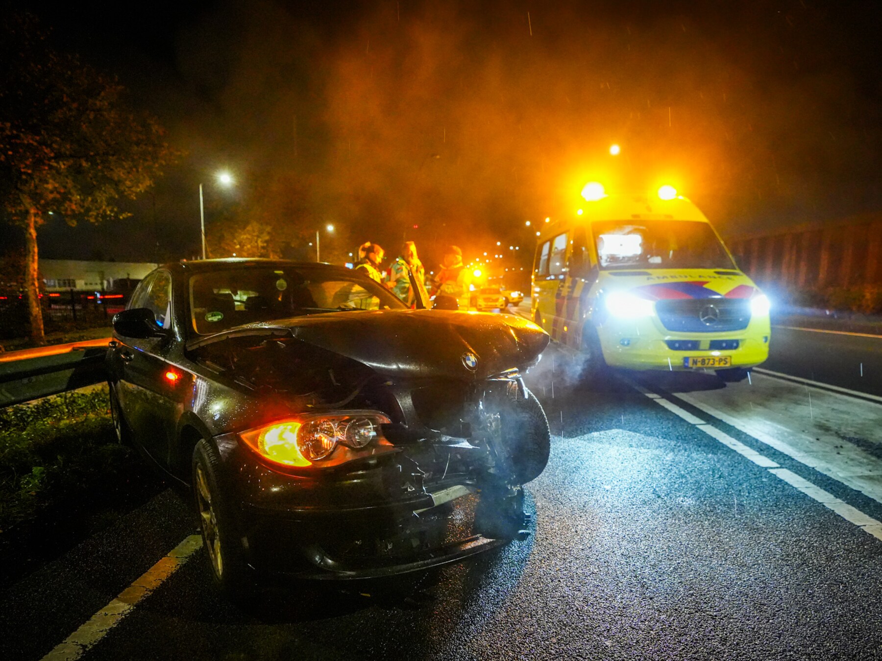 Auto botst frontaal tegen vangrails N2 Eindhoven