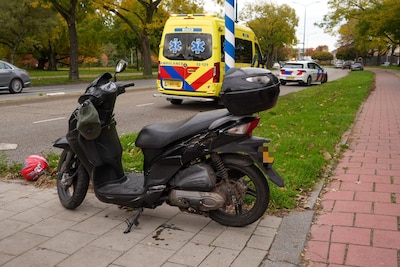 Vrouw lichtgewond bij botsing tussen scooter en auto in Helmond