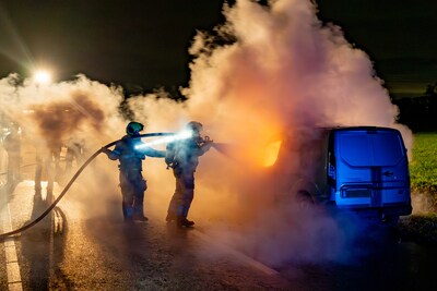 Hevige brand verwoest bestelbus op N267 bij Elshout, tijdelijk afsluiting zorgt voor lange file