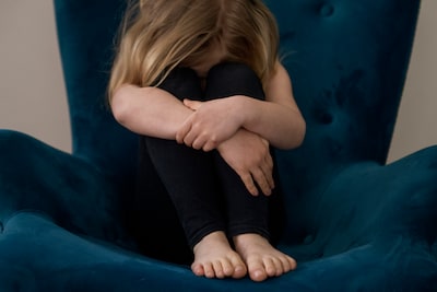 Meisje (5) gaat logeren bij oom en tante, maar komt ‘anders’ terug: wat gebeurde er ’s nachts?