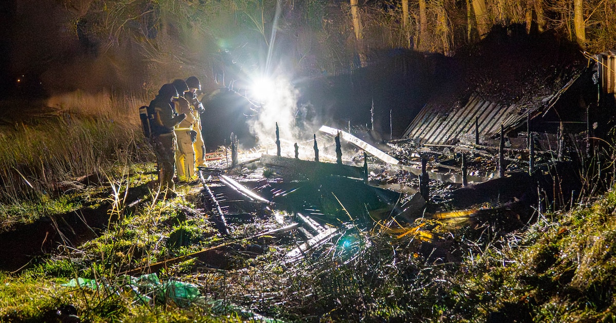 Stal volledig uitgebrand in Beek en Donk