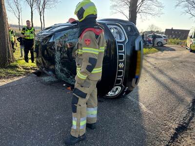 Auto belandt op zijkant bij botsing met bestelbus in Venhorst, veel deuken en kapotte ruiten