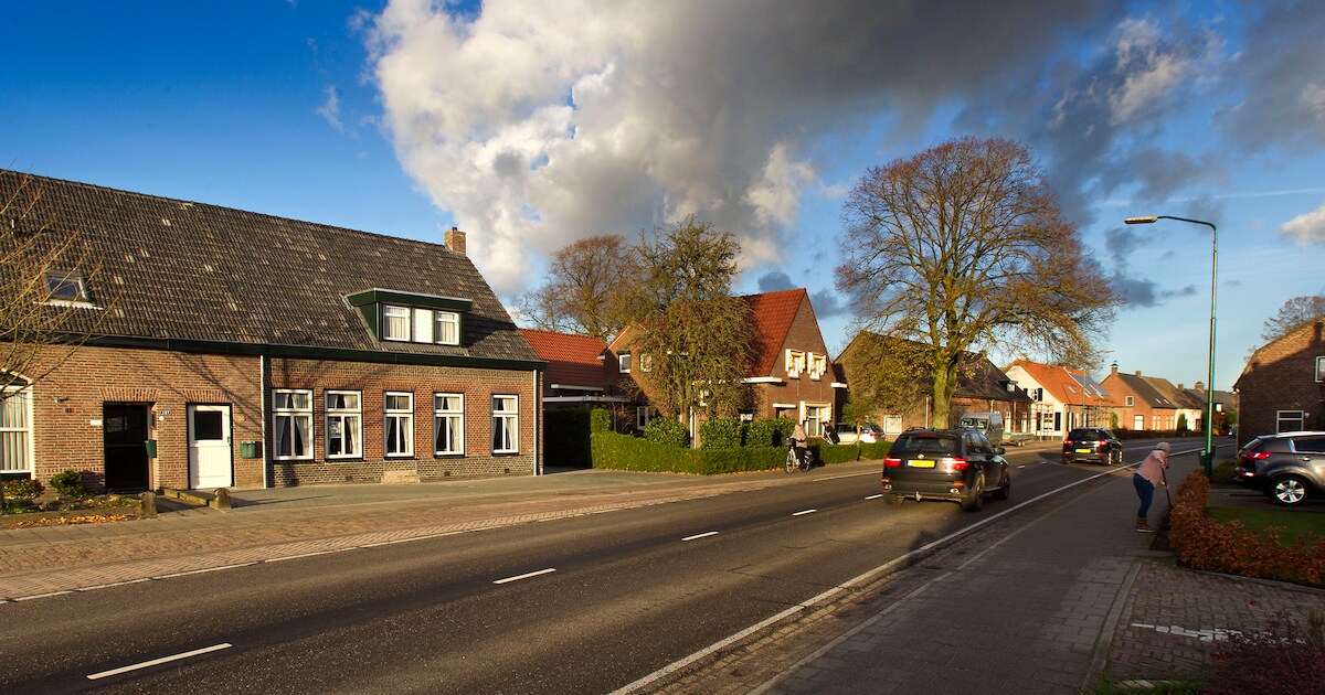 Dagelijks 6000 (vracht)auto’s door het dorp: handtekeningenactie tegen hardrijders doorgaande weg We