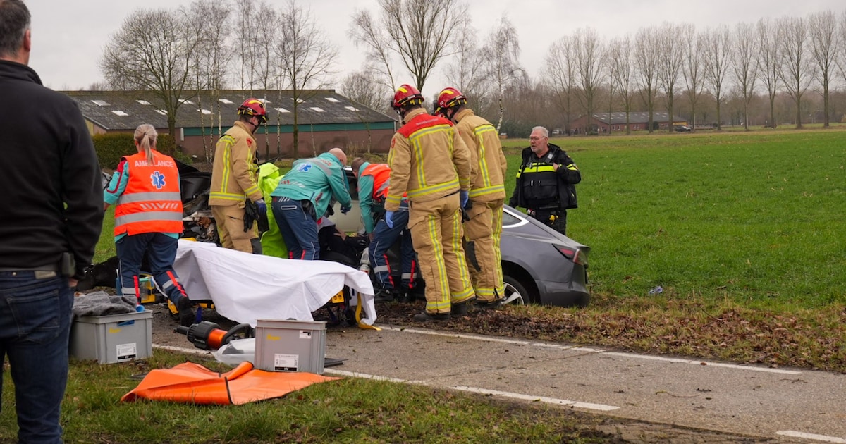 Ernstig ongeval in Lieshout: auto botst tegen boom, traumahelikopter gealarmeerd