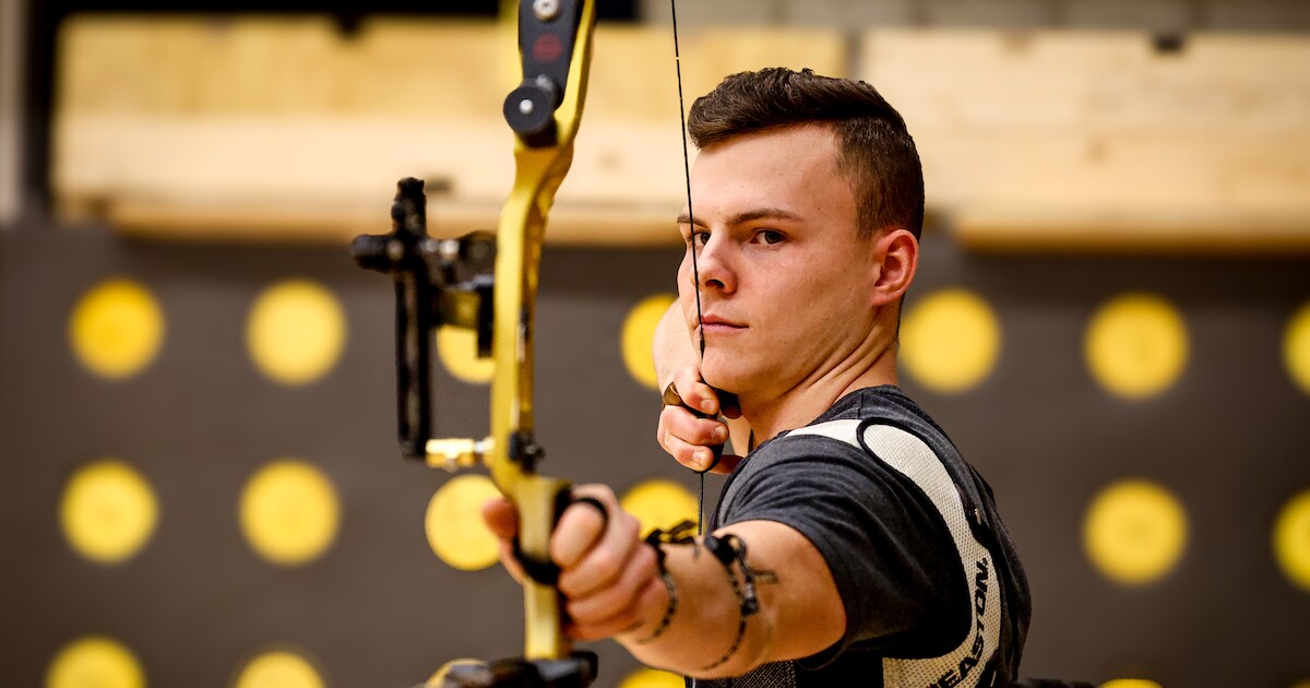 Fietsenmaker Kay van Laarhoven (21) is dag in, dag uit bezig met ...