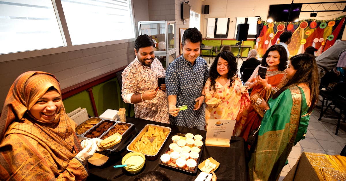 ‘We kunnen niet samenkomen zonder te eten’: kleurrijk Bengaals nieuwjaarsfeest in Geldrop
