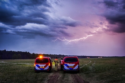 Brandweerlieden moeten bossen bij Budel uit vanwege onweer