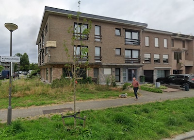 Appartement brandt uit, bewoner zwaargewond afgevoerd