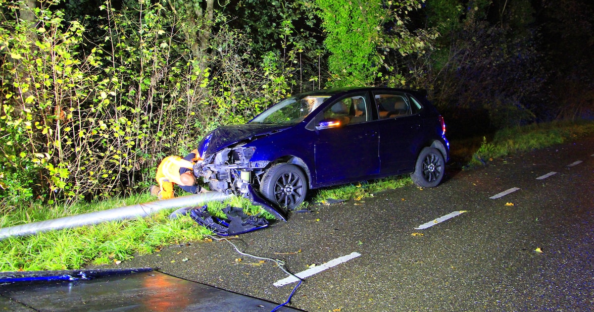 Auto vliegt uit de bocht en ramt lantaarnpaal uit de grond in Weert