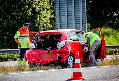 Flinke schade na botsing tussen twee auto’s op N279 bij Den Bosch