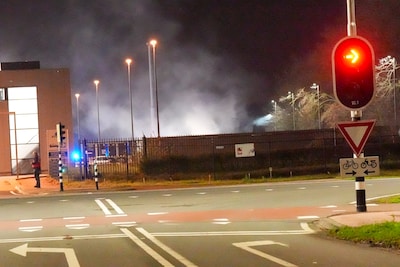 Brandweer rukt uit voor brand bij bedrijf in Helmond: batterij vermoedelijke oorzaak