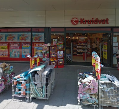 Man die medewerksters Kruidvat in Veldhoven betastte is herkend na delen foto’s