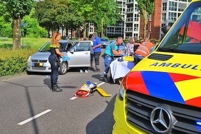 Fietsster gewond bij botsing met auto op kruising in Veldhoven, slachtoffer naar het ziekenhuis