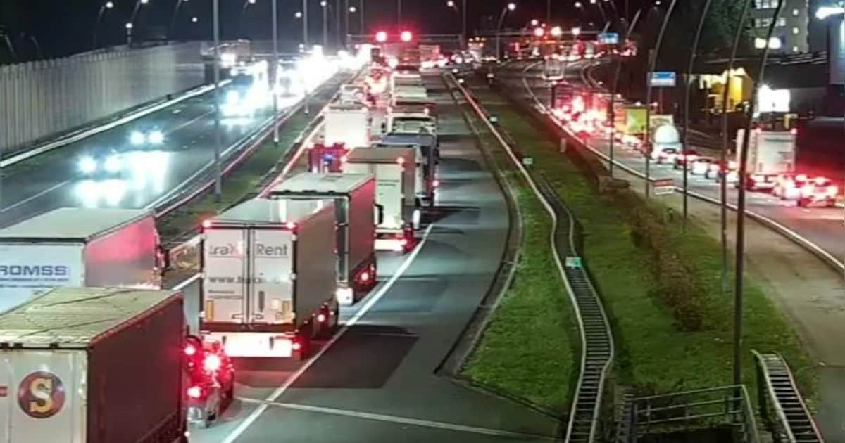 Twee agenten zwaargewond op A2 bij Eindhoven: gestolen auto ramt politiewagens en motoren