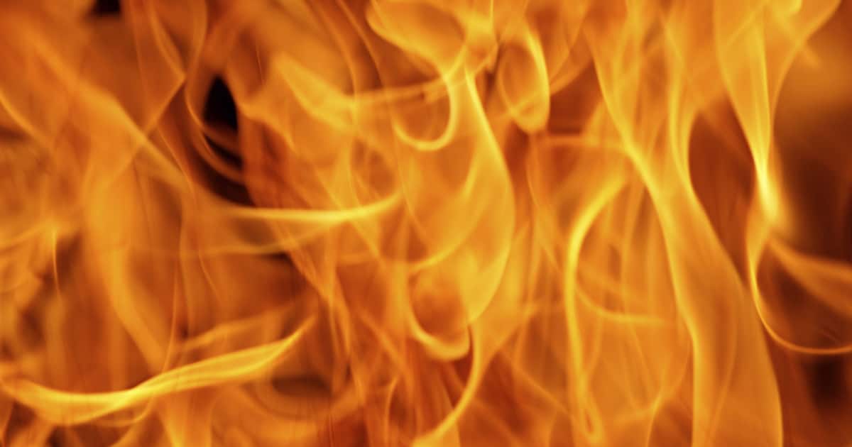 Uitslaande woningbrand in Helenaveen, bovenverdieping staat in lichterlaaie