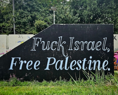 Eindhovense kunstenaar trotseert politie: graffiti met ‘Fuck Israël’ teruggezet