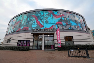 Jonge dino komt tot leven tijdens Grote Dino Show in Veldhoven